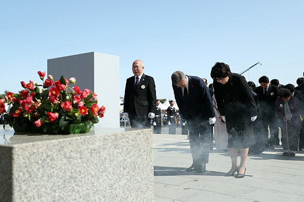 2018年4月3日、済州島を訪れ「済州4.3事件」の犠牲者に献花する文在寅大統領。写真は青瓦台提供。