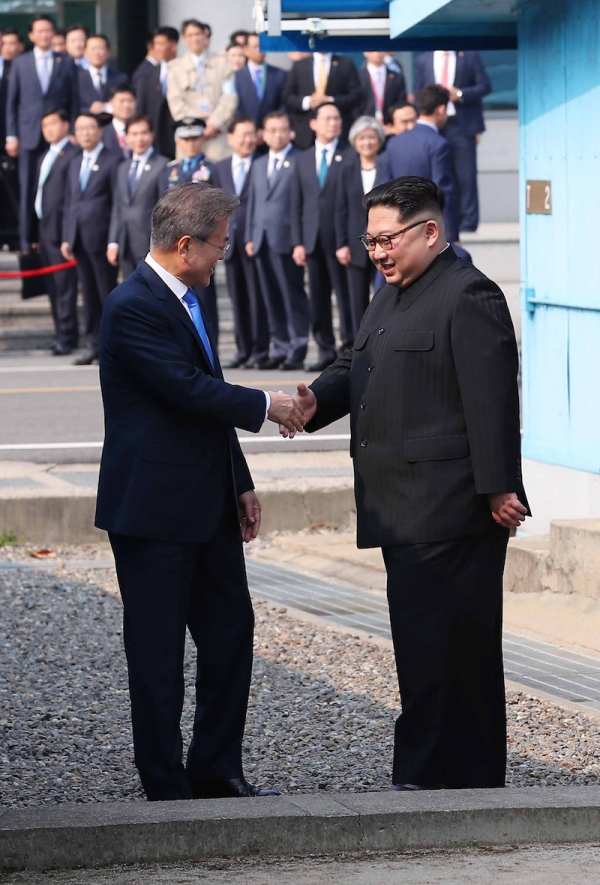 4月27日、板門店の軍事境界線上で握手する韓国の文在寅大統領と北朝鮮の金正恩国務委員長。写真は板門店合同取材団。