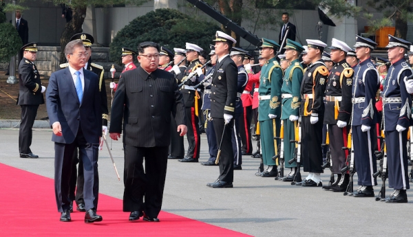 4月27日、板門店の軍事境界線上で握手する韓国の文在寅大統領と北朝鮮の金正恩国務委員長。写真は板門店合同取材団。