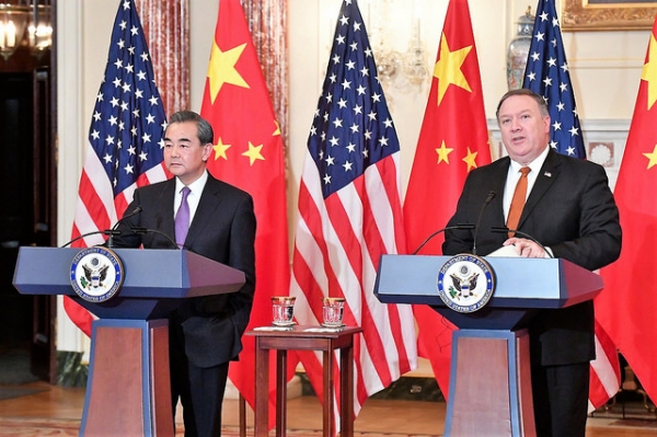 23日（現地時間）、米ワシントンで会談後、共同記者会見を行う中国の王毅外相と米国のポンペオ国務長官。
