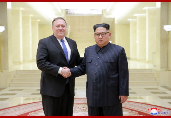 今月9日、二度目の訪朝を行った際のポンペオ米国務長官と金正恩委員長。写真は朝鮮中央通信より。