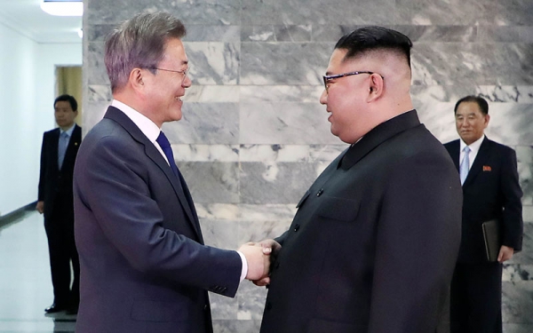 5月26日、板門店の北側施設「統一閣」で今年2度目の南北首脳会談を行う、韓国の文在寅大統領と北朝鮮の金正恩委員長。写真は青瓦台提供。
