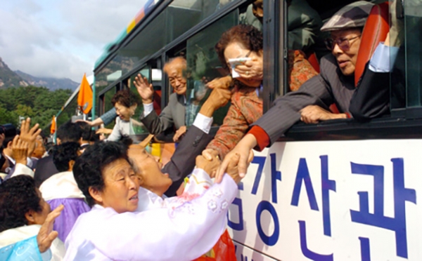 2009年9月26日から29日にかけ、北朝鮮の金剛山で行われた南北離散家族再会行事の様子。写真は大韓赤十字社より。