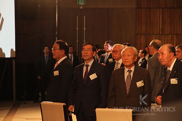 この日は朴元淳ソウル市長（左から二番目）も祝辞を述べた。右から二番目は朴昇（パク・スン）元韓国銀行総裁。筆者撮影。