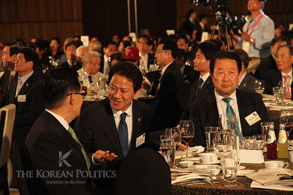 青瓦台（大統領府）の面々も。朴智元国民の党代表（左端）と言葉を交わす任鍾晳（イム・ジョンソク）大統領秘書室長（左から2番目）。筆者撮影。