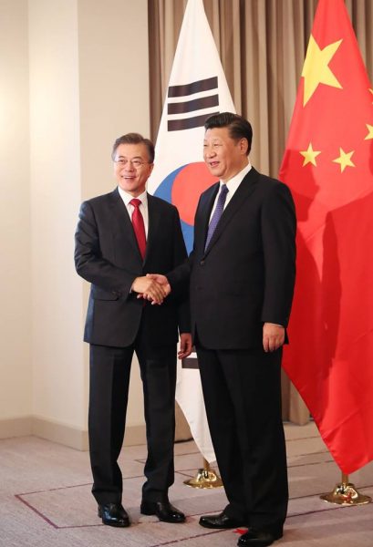 7月7日、ベルリンで会談した中韓首脳。韓国の文在寅大統領（左）と、中国の習近平国家主席（右）。写真は青瓦台提供。
