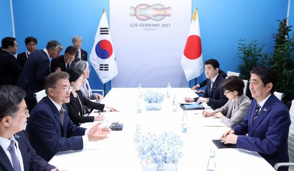 日韓首脳会談の様子。韓国側の報道官は「会談の雰囲気がとても良かった」とした。写真は青瓦台提供。