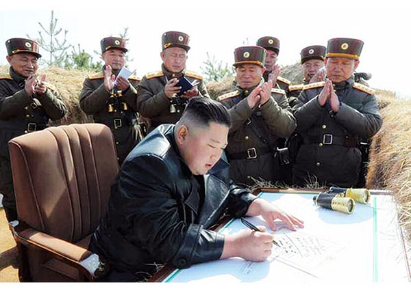 西部戦線で砲射撃対抗競技を指導する金正恩国務委員長。21日、朝鮮労働党の機関誌・労働新聞が公開した。同新聞より引用。