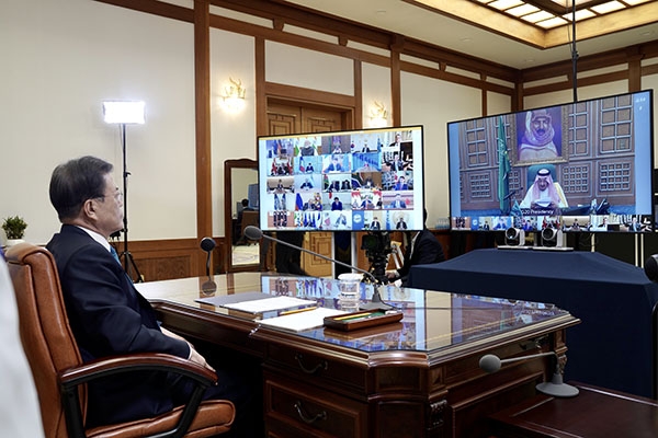 （ソウル＝聯合ニュース）26日、G20テレビ電話サミットに参加する韓国の文在寅大統領。
