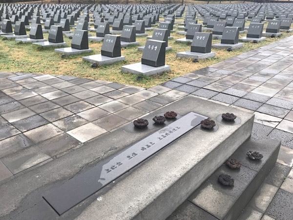 「4.3平和公園」内にある行方不明者3825名の碑。名前が刻まれている。朝鮮戦争（50～53年）のさ中で記録が失われた犠牲者も多い。18年3月16日、筆者撮影。