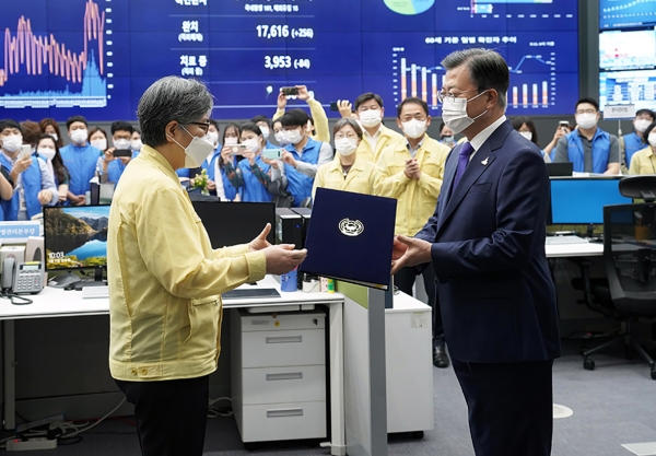 今年9月、韓国の感染症対策のコントロールタワー「疾病管理本部」が「疾病管理庁」へと格上げされた。初代庁長の鄭銀敬（チョン・ウンギョン）氏に任命状を手渡す文大統領。青瓦台提供。