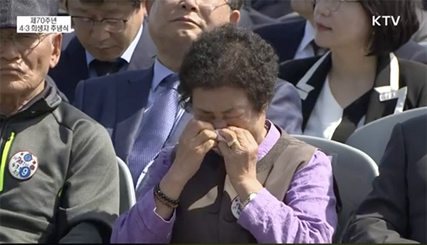 梁会長の挨拶を聞きながら涙を流す年配の女性。韓国KTVよりキャプチャ。