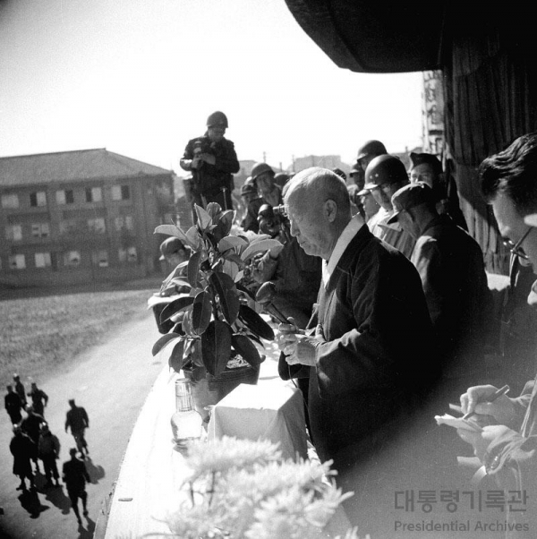 1950年10月29日、平壌で演説する李承晩大統領。大統領記録館提供。