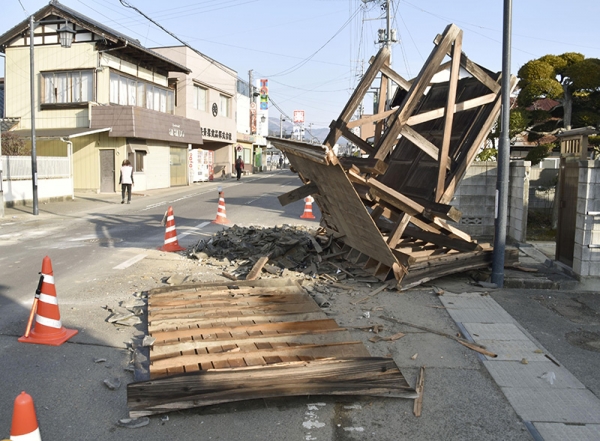 (후쿠시마 교도=연합뉴스) 13일 밤에 발생한 지진으로 무너진 목조건물.