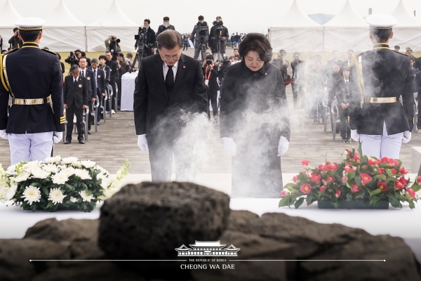 20年4月『済州4.3事件』犠牲者追念式で黙祷する文在寅大統領夫妻。青瓦台提供。