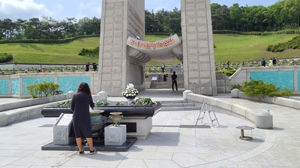 光州市内にある「国立5.18民主墓地」。20年5月、徐台教撮影。