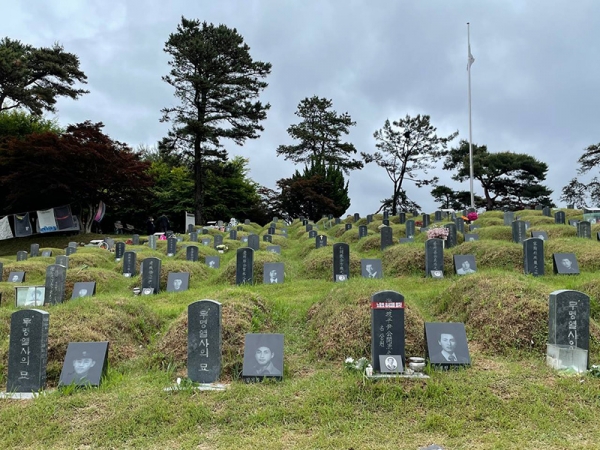 光州市・望月洞には国立5.18墓地がある。こちらの区域は「旧墓地」と呼ばれ、1980年の5.18民主化運動当時、犠牲となり軍に打ち捨てられていた人々を遺族が探しだし、埋葬した場所に由来している。曺美樹撮影。
