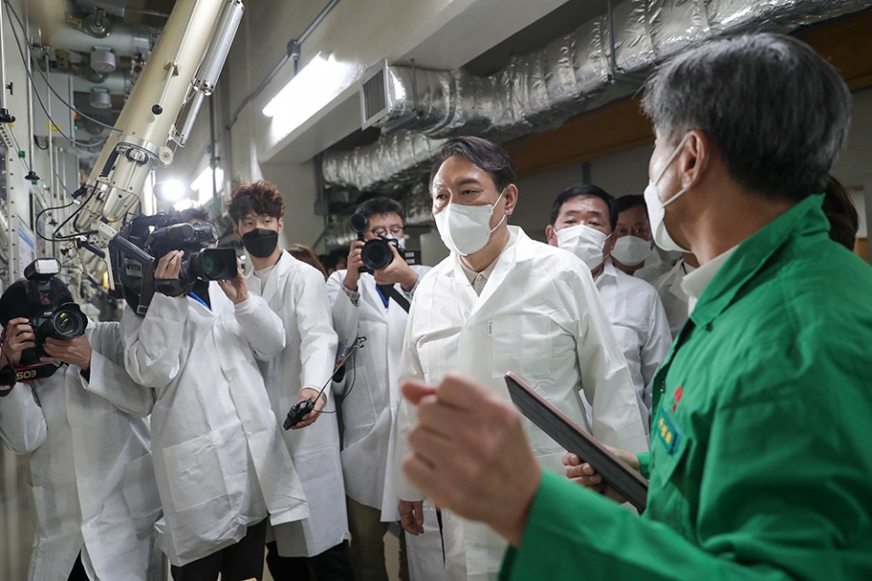 大田市内にある「韓国原子力研究院」を訪問する尹錫悦候補。国民の力提供。
