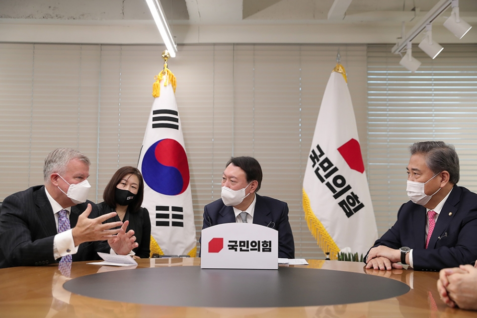 サイモン・スミス駐韓英国大使（左）と接見する尹錫悦候補（中央）。国民の力提供。