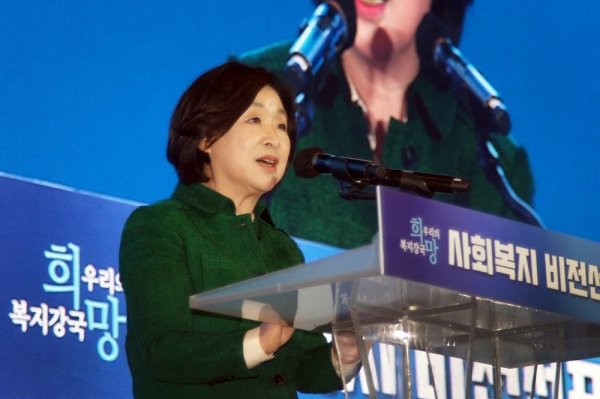 10日、ソウル市内で開かれた社会福祉ビジョン宣布大会に出席し演説する沈相奵候補。正義党提供。