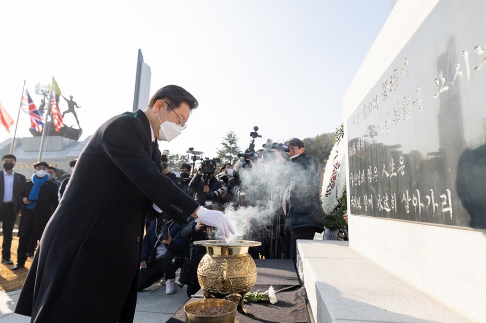 11日、慶尚北道漆谷郡の多富洞戦跡記念館を訪問した李在明候補。共に民主党提供。