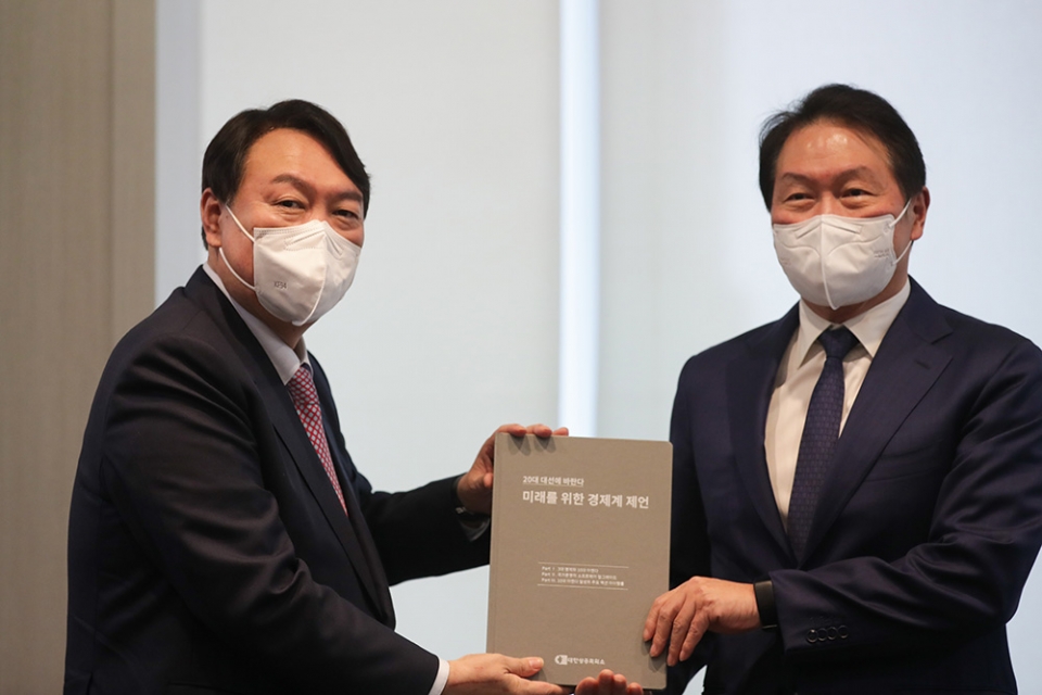 16日、ソウル市内で大韓商工会議所の幹部たちとの懇談会に出席した尹錫悦候補（左）。右は崔泰源（チェ・テウォン）SKグループ会長兼大韓商工会議所会長。