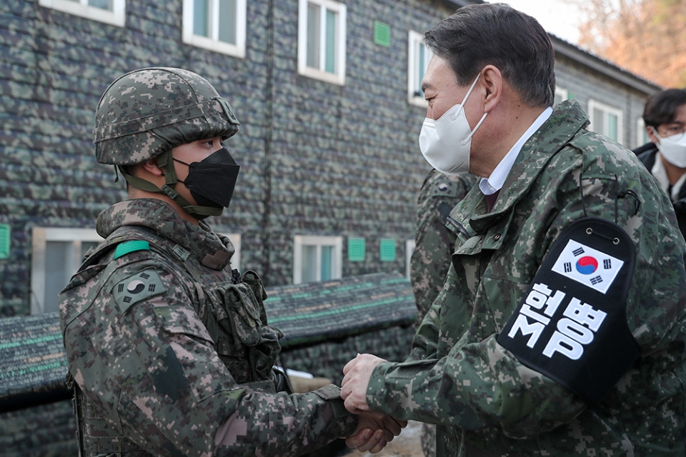 20日、江原道鉄原郡にある陸軍3師団の白骨OPを訪問した尹錫悦候補（右）。国民の力提供。