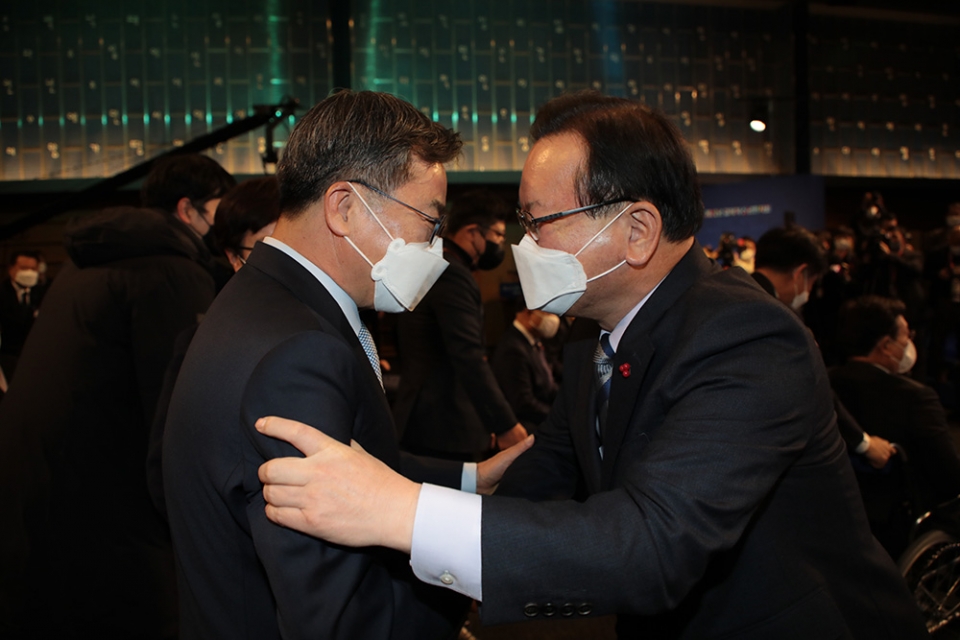 4日、大韓商工会議所で行われた会合で挨拶する金東兗候補（左）と金富謙国務総理。与党は金東兗候補にラブコールを送っているとされる。新しい波提供。