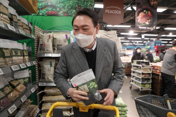 8日昼、ソウル市内の大型マートで買い物する尹錫悦候補。手に持っているのは大豆（コン）だ。国民の力提供。